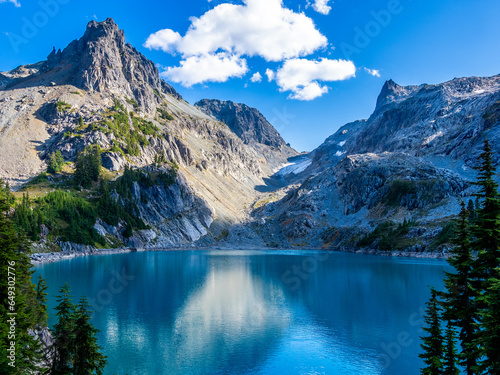 Fototapeta Naklejka Na Ścianę i Meble -  Iconic Jade lake in the Central Cascades, Alpine lake region, Washington, USA