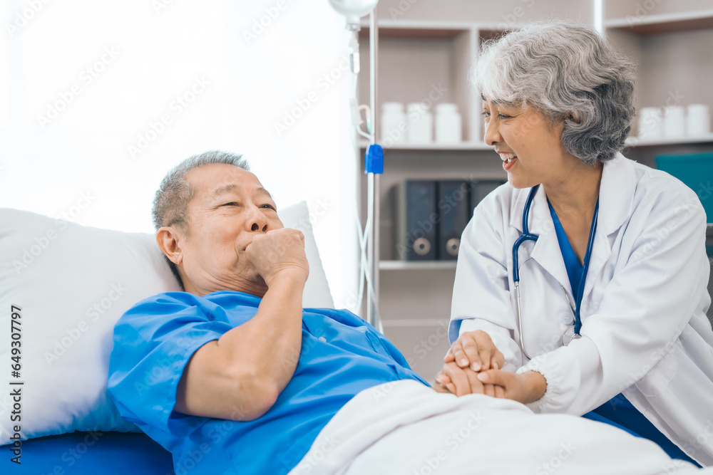 Obraz premium Senior elderly male patient and asian people mature woman doctor, showcasing importance of healthcare expertise and patient support. caring senior doctor assisting elderly patient in hospital bed
