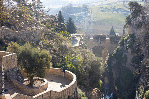 Fotografia Panoramic view of hanging gardens of Cuenca over El Tajo Gorge with whitewashed