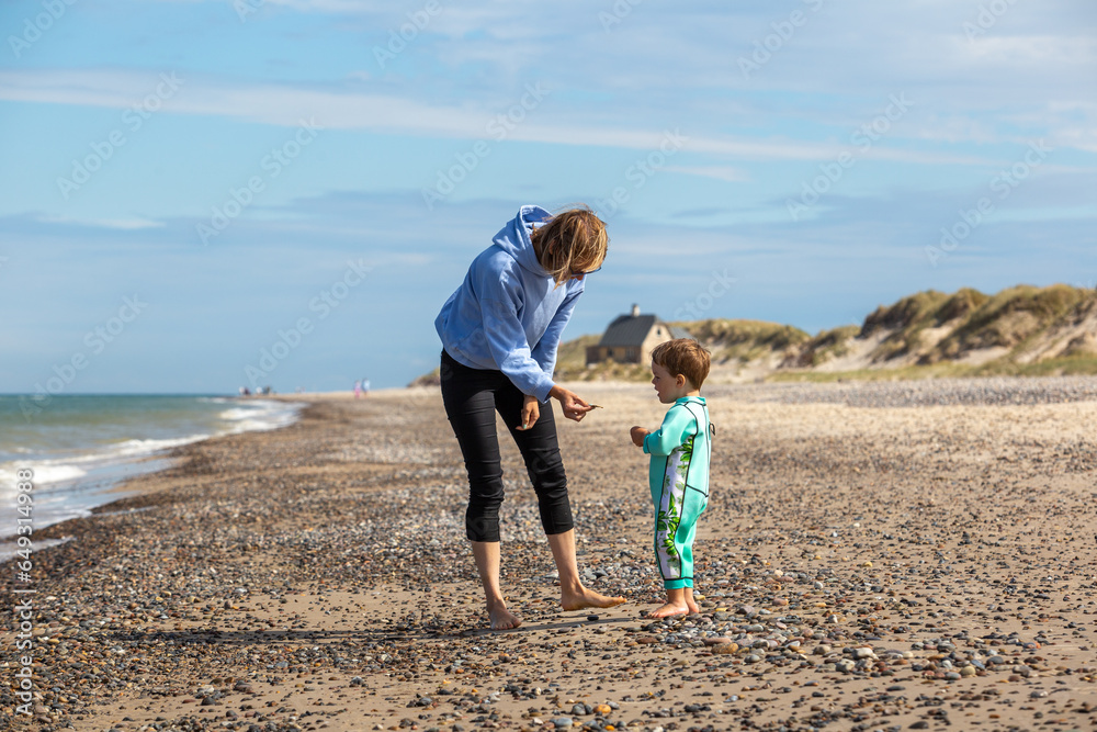 Frau mit Kind am Nordseestrand von Skagen, Dänemark
