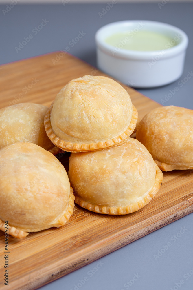 masa frita rellena con carne o queso , un plato tipico de la comida callejera latina