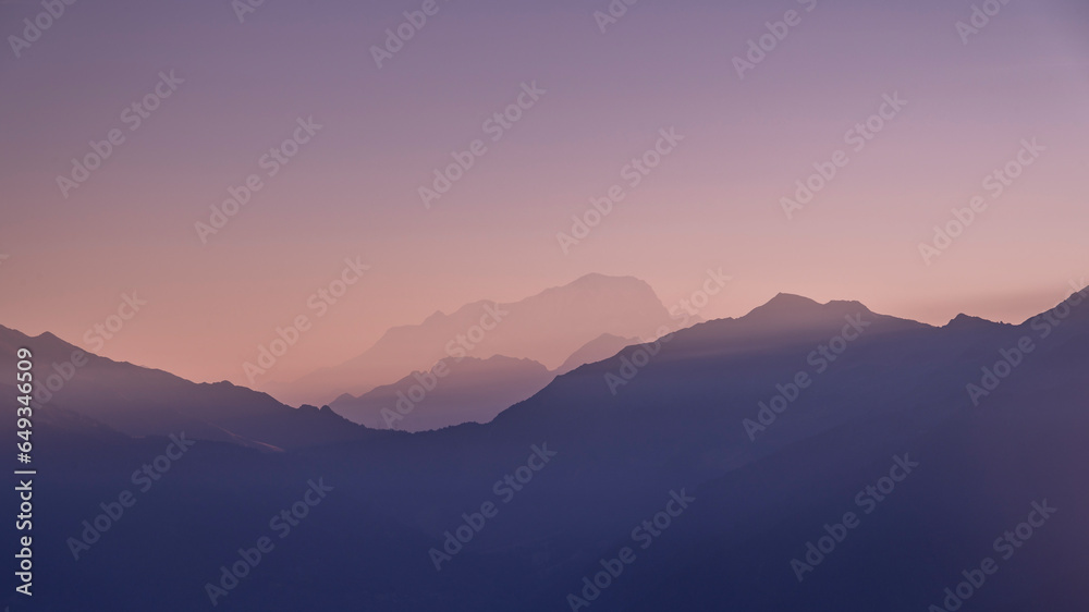 Silhouette de chaîne de montagnes dans le massif de Belledonne en Savoie en France en été