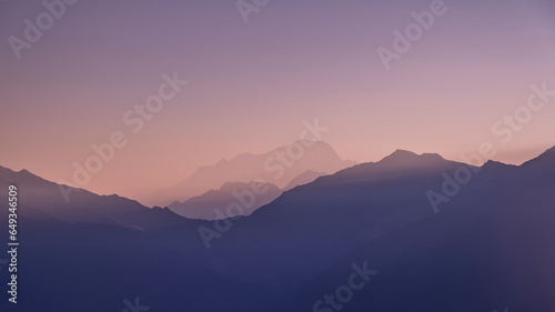 Silhouette de cha  ne de montagnes dans le massif de Belledonne en Savoie en France en   t  