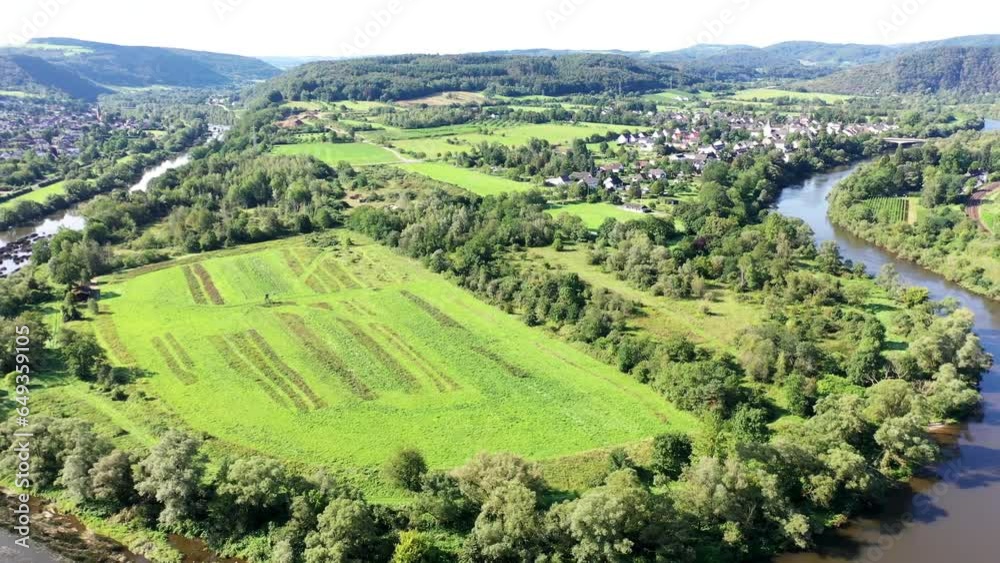 Kanzem Wiltinger Saarbogen. Der Fluss windet sich durch das Tal und ist von ...