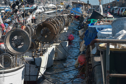 Una fila di barche da pesca ancorate nel porto photo