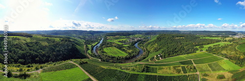 Wiltinger Saarbogen. Der Fluss windet sich durch das Tal und ist von Weinbergen und gr  nen W  ldern umgeben. Kanzem  Rheinland-Pfalz  Deutschland.