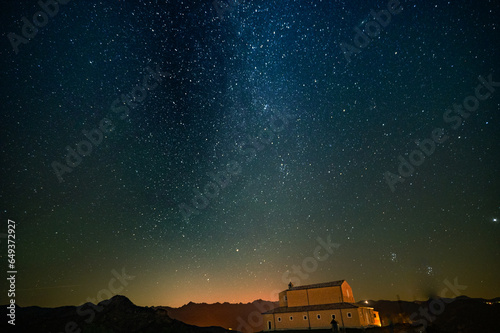 Nuit étoilée sur le plateau de la Madone d'Utelle dans les Alpes du Sud de la France avec la voie lactée et le ciel profond