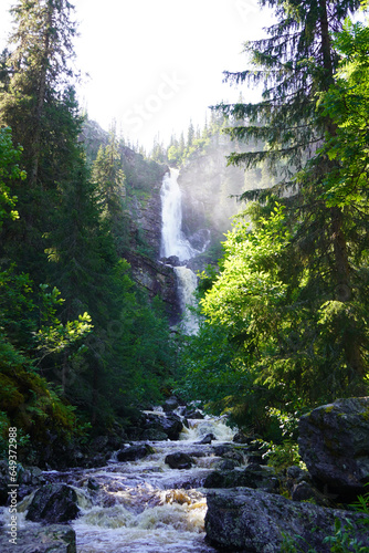 Blick auf den Fettjeåfallet Wasserfall in Schweden im Hochformat 