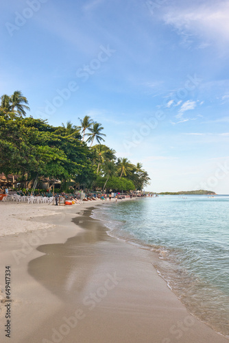 KOH SAMUI, THAILAND - SEPTEMBER 04,2023: Beautiful beach. View of nice tropical beach with white sand ,blue sea and blue sky. Holiday and vacation concept. Tropical beach Chaweng Noi beach, Samui. © Scotts Travel Photos