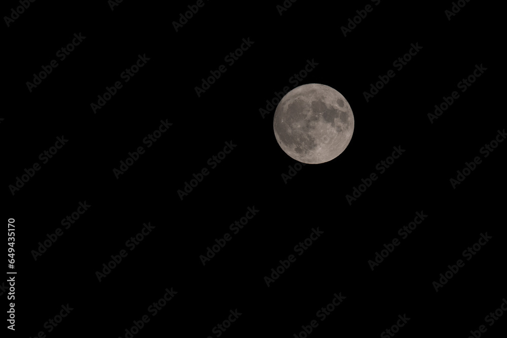 Obraz premium mysterious bright full moon in dark night with clouds