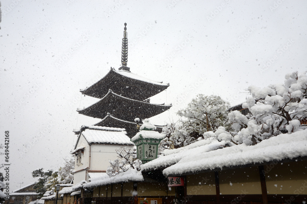 雪の八坂の塔　京都市東山区