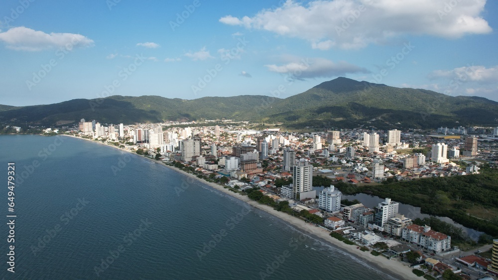 Imagens aéreas da Praia de Pereque na cidade de Porto Belo Santa Catarina.
