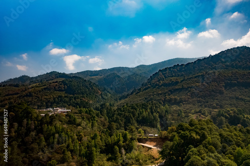 Rio y Montañas, Ciudad