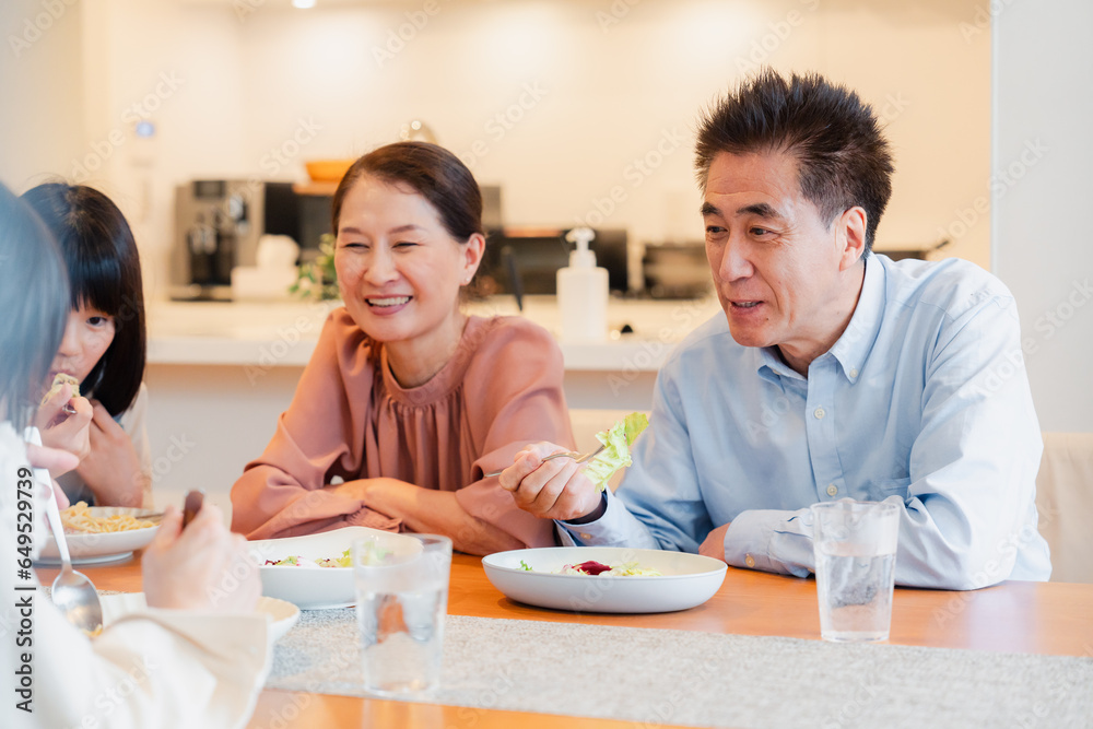 Fototapeta premium みんなでごはんを食べる大家族