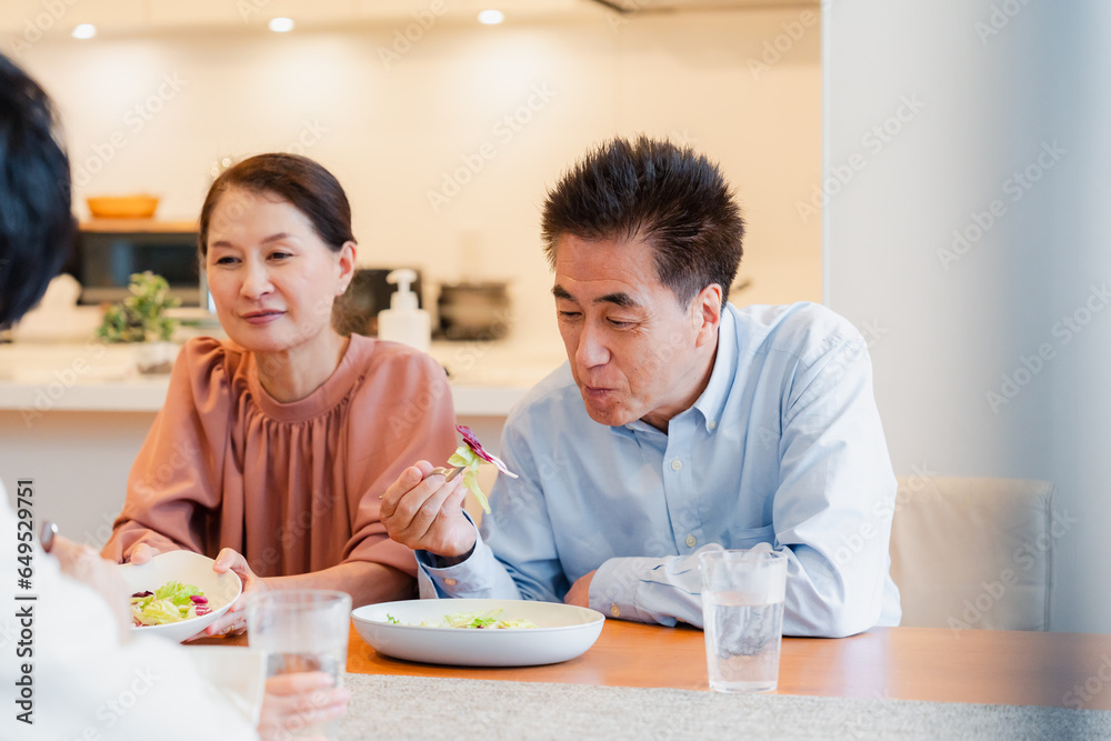 みんなでごはんを食べる大家族