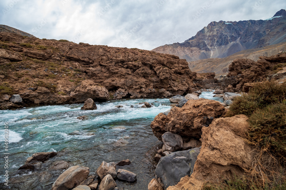 rio azul de Cajón del Maipo e Embalse El Yeso, Chile cordilheira dos Andes, Santiago, Chile