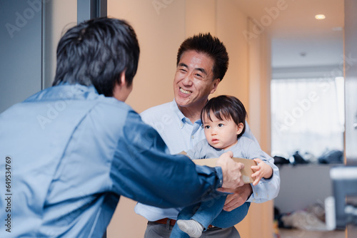 宅配便を受け取る赤ちゃん