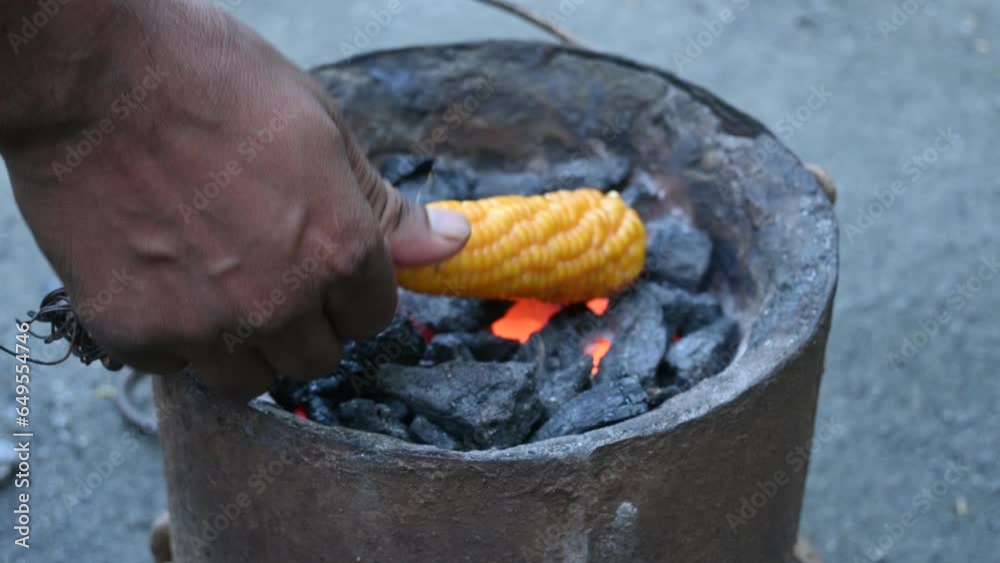 Stockvideon Grilled corn cobs on coal stove. Fresh roasted corncobs on