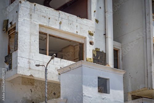Moderno distrito residencial en el matutino cairo egipto : calles transitadas de cairo con tráfico y alto contraste entre pobreza y riqueza. © jjmillan