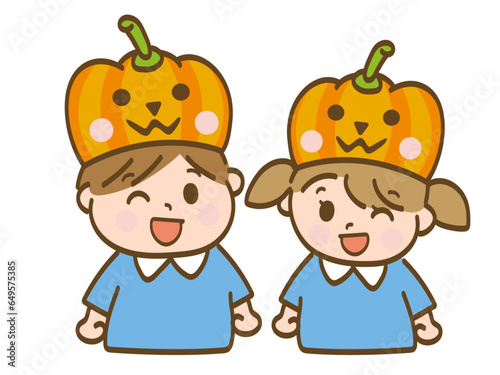ハロウィンのカボチャの帽子をかぶる男の子と女の子_保育園児の兄妹
