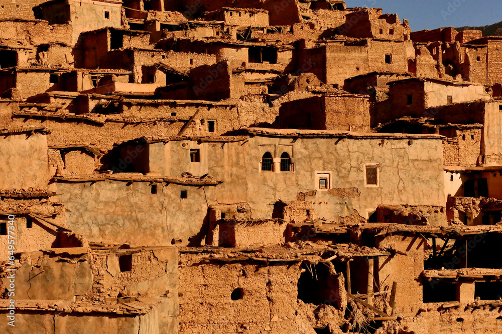 La valle dell'oasi di ait mansour circondata da montagne su cui sorgono antichi villaggi fortificati