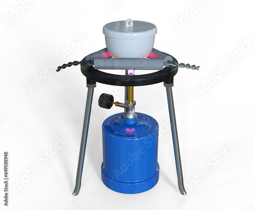 3D illustration of a crucible with its lid on. The crucible is placed on a clay triangle, the clay triangle is placed on a tripod. The crucible is heated strongly using a Bunsen burner.