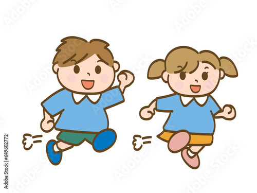 笑顔で走る子どもたち_男の子と女の子_保育園児の兄妹
