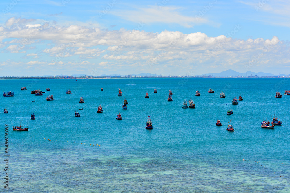 Obraz premium Many small fishing boats floating in the sea with blue sky background in Thailand