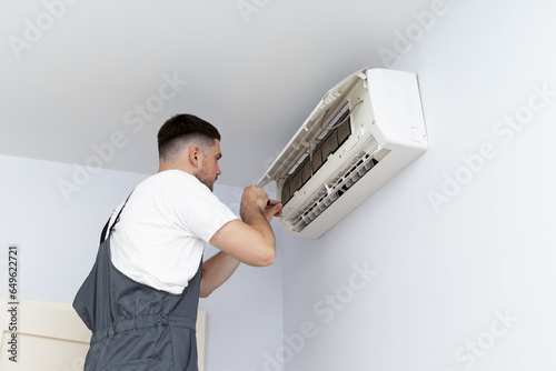 Male air conditioner maister fixing air conditioner photo