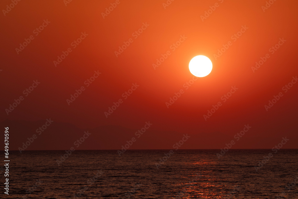 Sole che sorge all alba con cielo e luci calde color arancio