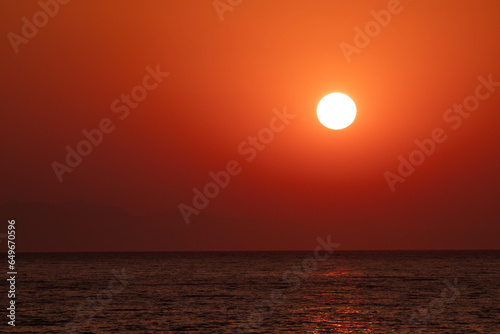 Sole che sorge all alba con cielo e luci calde color arancio photo