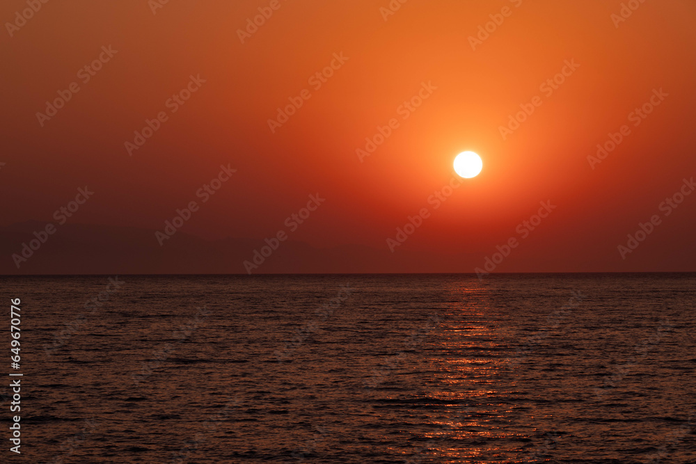 Alba dal mare con sole che sorge cielo con luce calda  arancio