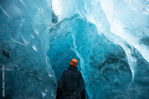 Odkrywca w jaskini lodowej, Islandia
