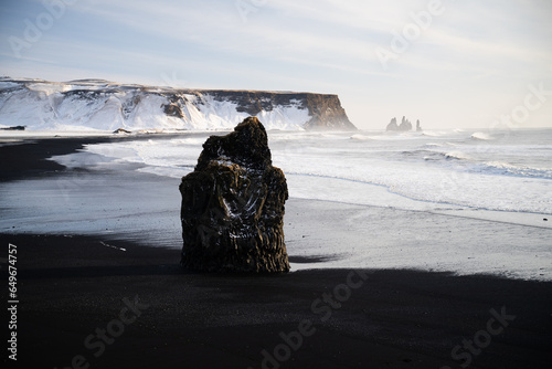 Głaz na plaży Reynisfjara, Islandia