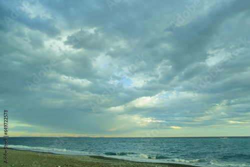 嵐の前の海