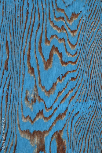 blauer Lack auf Holzfassade