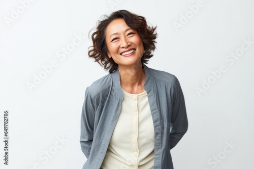 Obraz na płótnie Cheerful mature woman with curly hair smiling and making eye contact on white background w salonie