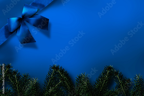 Blauer Weihnachtshintergrund mit Schleife