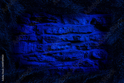 Blauer Weihnachtshinterrund mit Tannenzweigen