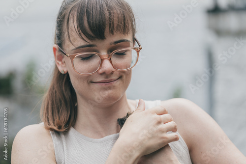 Frau sorgt sich um jungen Igel, Igelbaby, Jungtier. Menschen Tier. Vorsorge. Versorgen. Füttern. Lächelndes Gesicht. Freude.