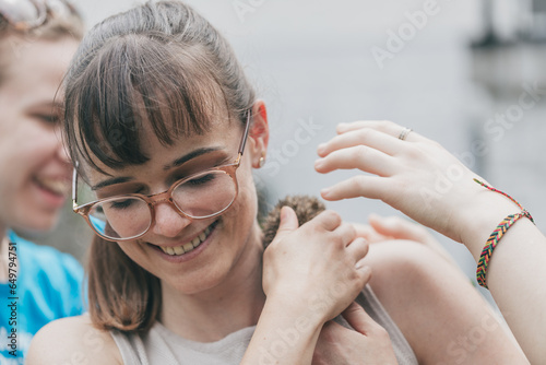 Frau sorgt sich um jungen Igel, Igelbaby, Jungtier. Menschen Tier. Vorsorge. Versorgen. Füttern. photo