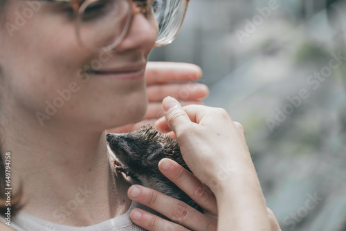 Frau sorgt sich um jungen Igel, Igelbaby, Jungtier. Menschen Tier. Vorsorge. Versorgen. Füttern.