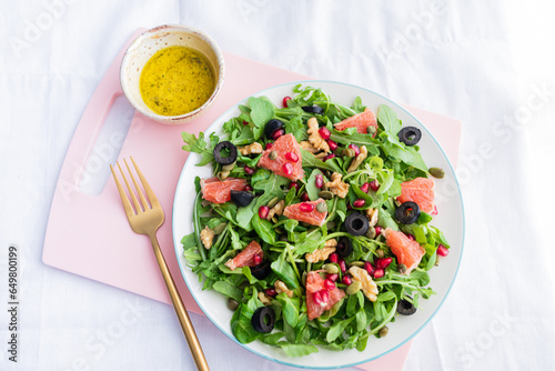 Foto Rocket (arugula) and lamb's lettuce salad with grapefruit, pomegranate seeds, bl