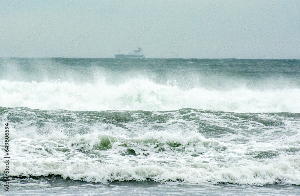 Fototapeta premium wave breaking on the rocks