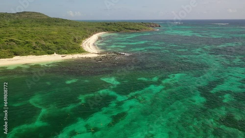 Plage déserte en Martinique