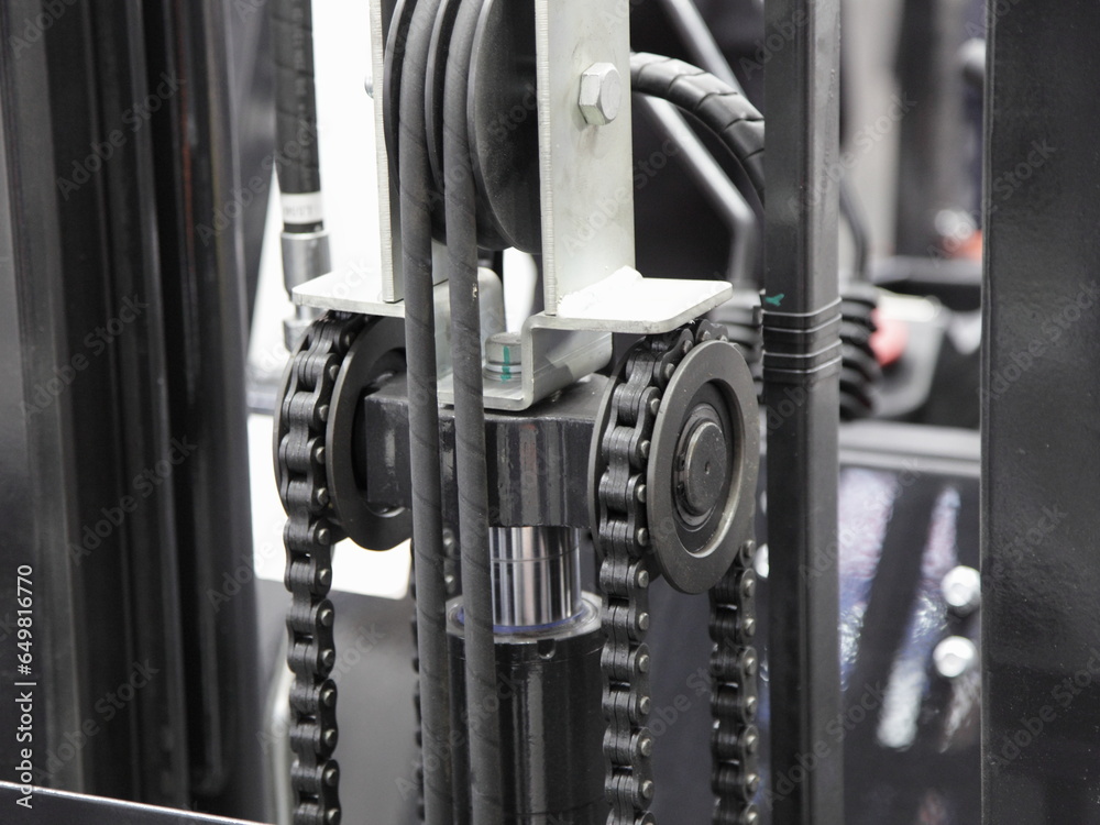 Forklift Lifting mechanism is a chain with a hydraulic cylinder