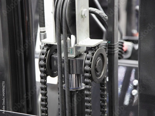Obraz na płótnie Forklift Lifting mechanism is a chain with a hydraulic cylinder w salonie