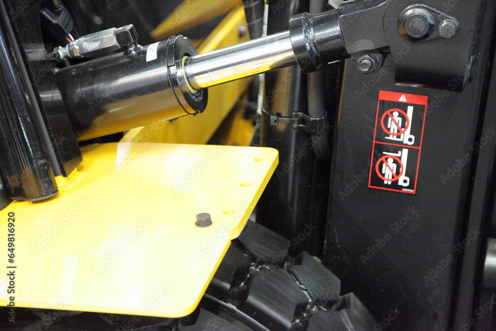 The leveling mechanism of the forklift is a hydraulic cylinder