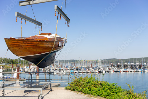 Segelboot hängt am Kran für eine Reparatur photo