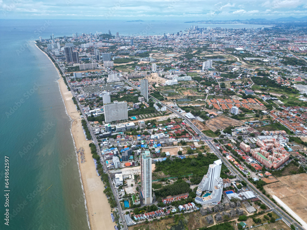 직선의 에머랄드빛 아름다운 해변을 가진 태국의 휴양도시  파타야의 바닷가와 도시의 풍경